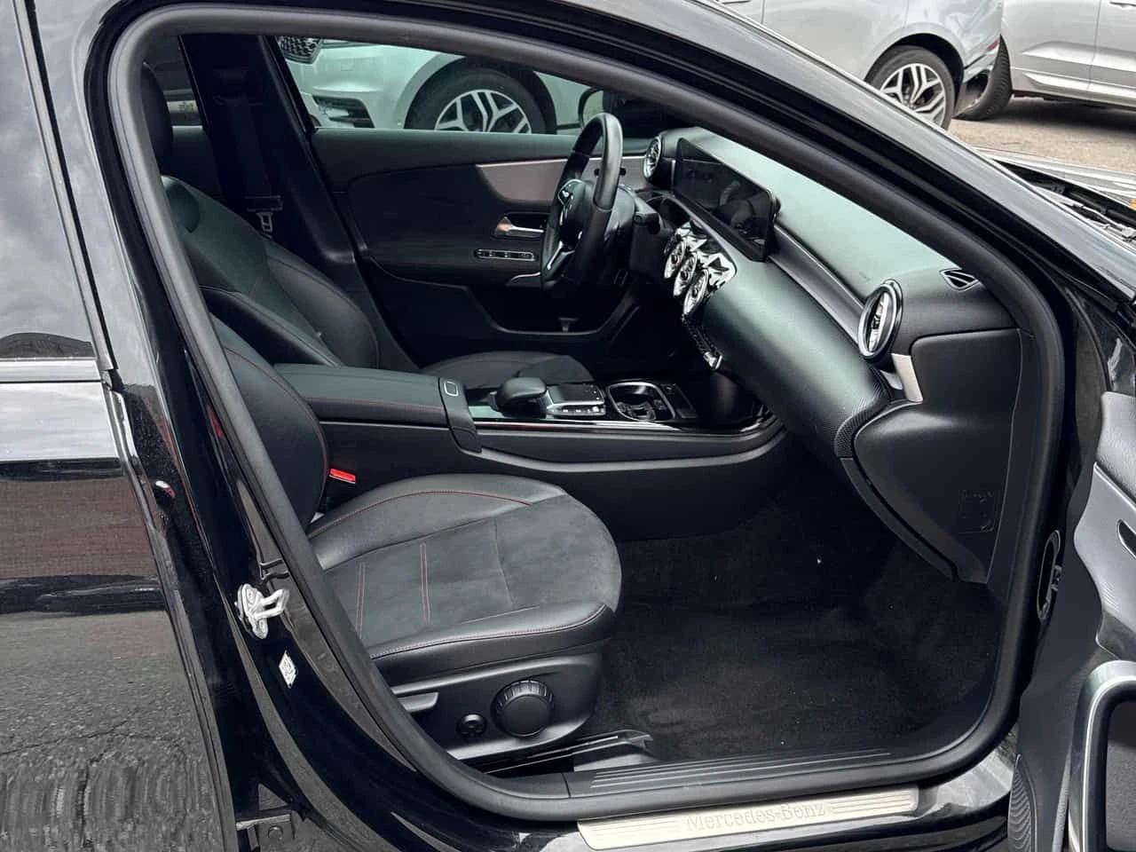 Mercedes-Benz A 220 4MATIC * AMG PACK* ДИСТРОНИК* КОЖА/АЛКАНТАРА* , снимка 10 - Автомобили и джипове - 54848454
