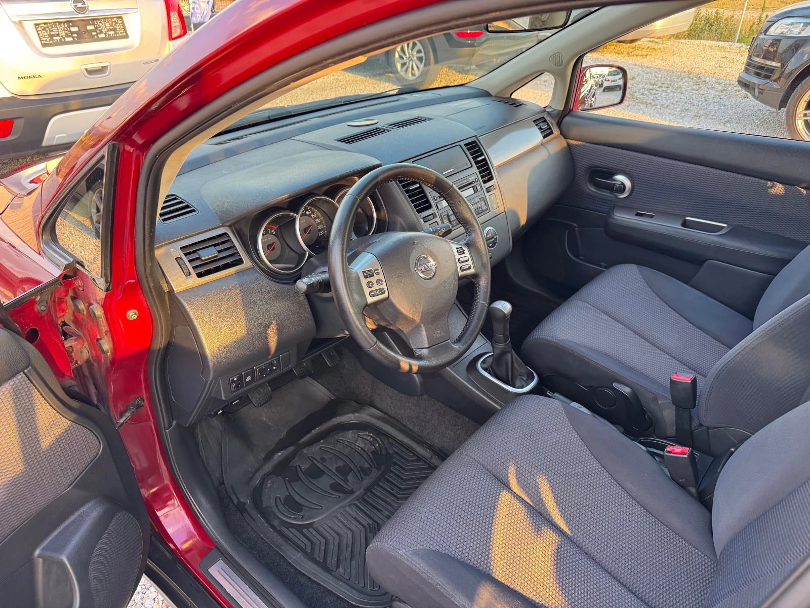 Nissan Tiida 1.6 i 140000km., снимка 12 - Автомобили и джипове - 55064846