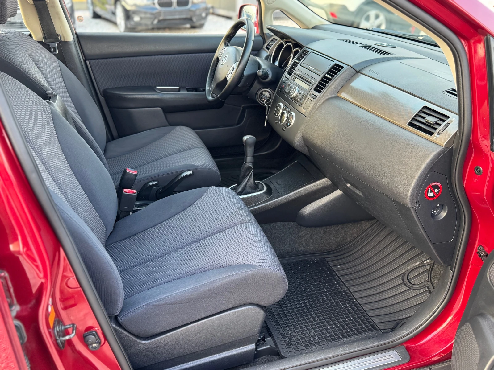 Nissan Tiida 1.6 i 140000km., снимка 5 - Автомобили и джипове - 55064846