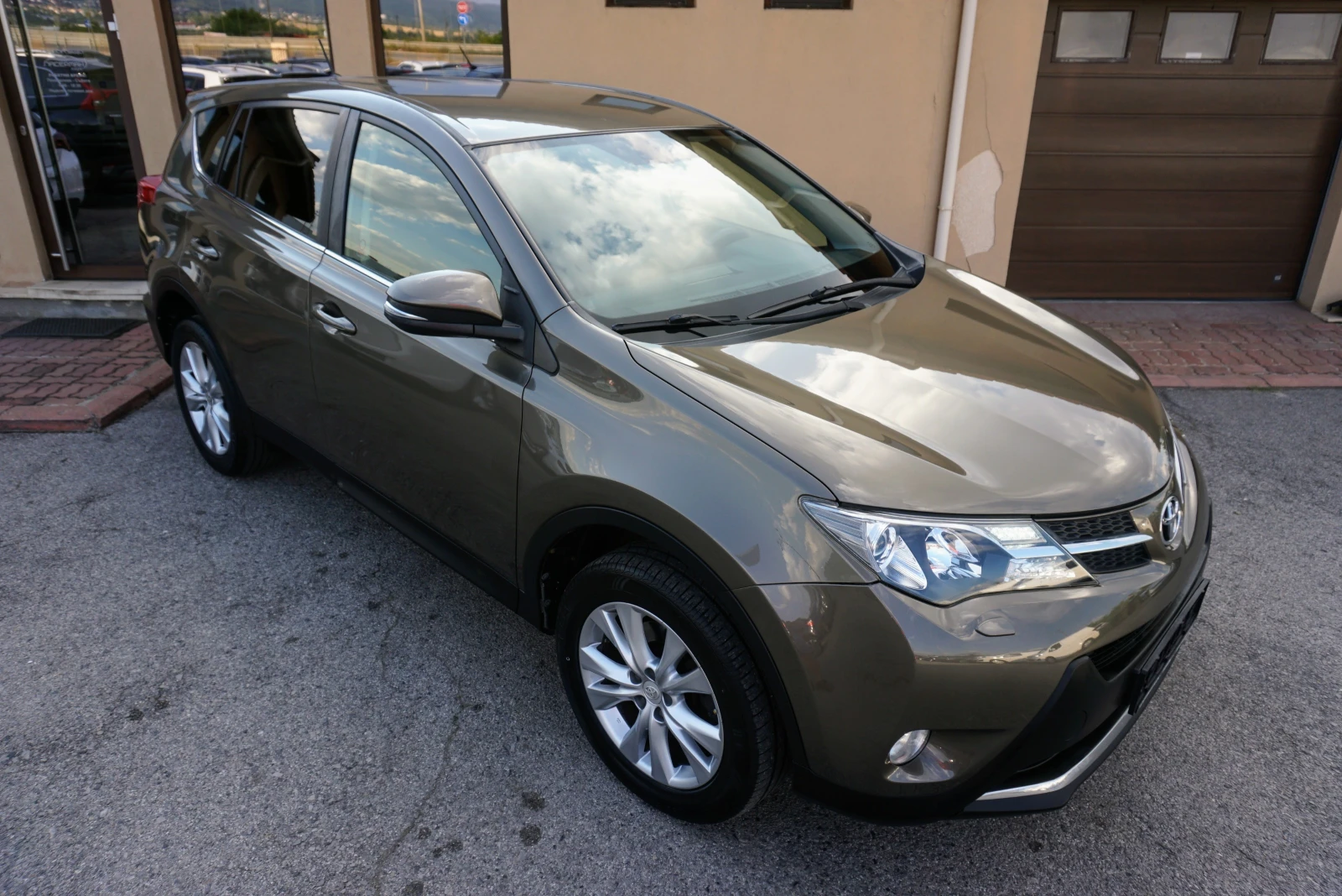 Toyota Rav4 2.2D-4D LOUNGE 4WD - изображение 2