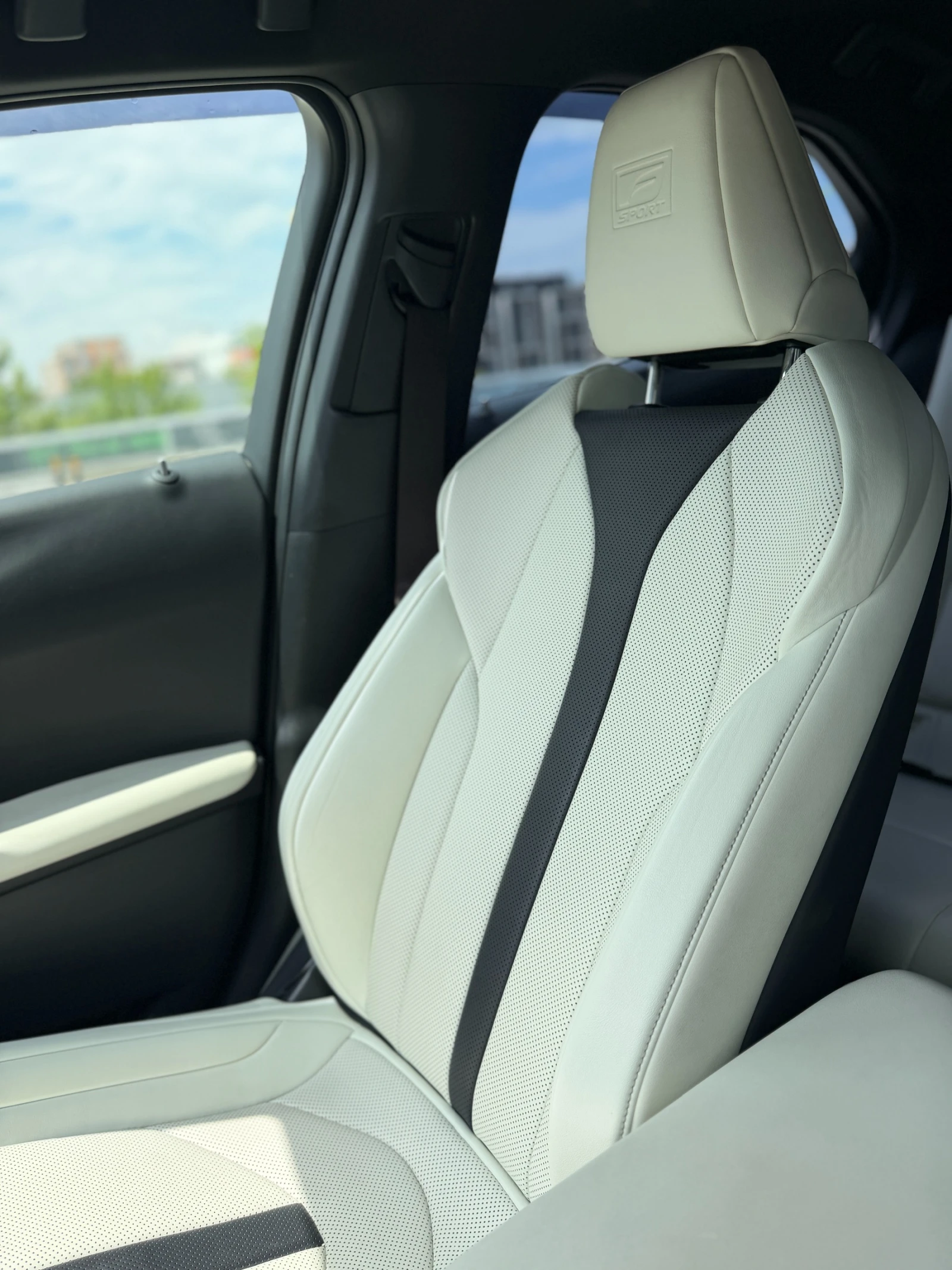 Lexus UX 250h F sport, снимка 12 - Автомобили и джипове - 55220676
