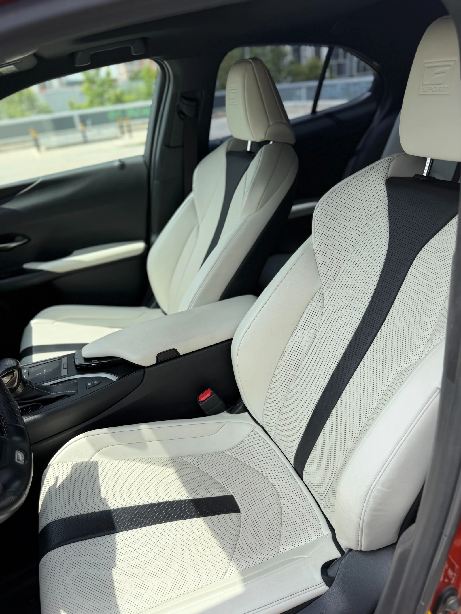 Lexus UX 250h F sport, снимка 8 - Автомобили и джипове - 55220676
