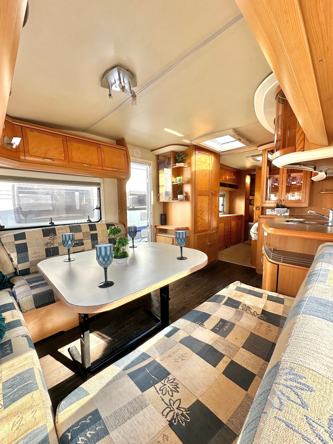 Каравана Hobby Prestige 650 / НОВ ВНОС / ГОЛЯМА БАНЯ И ТОАЛЕТНА  - изображение 10