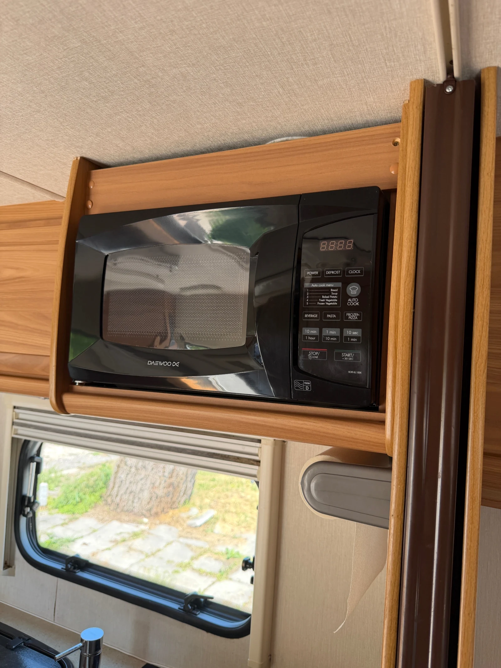 Каравана Hobby Lunar Clubman 2013г Регистрирана!!!, снимка 16 - Каравани и кемпери - 54887913