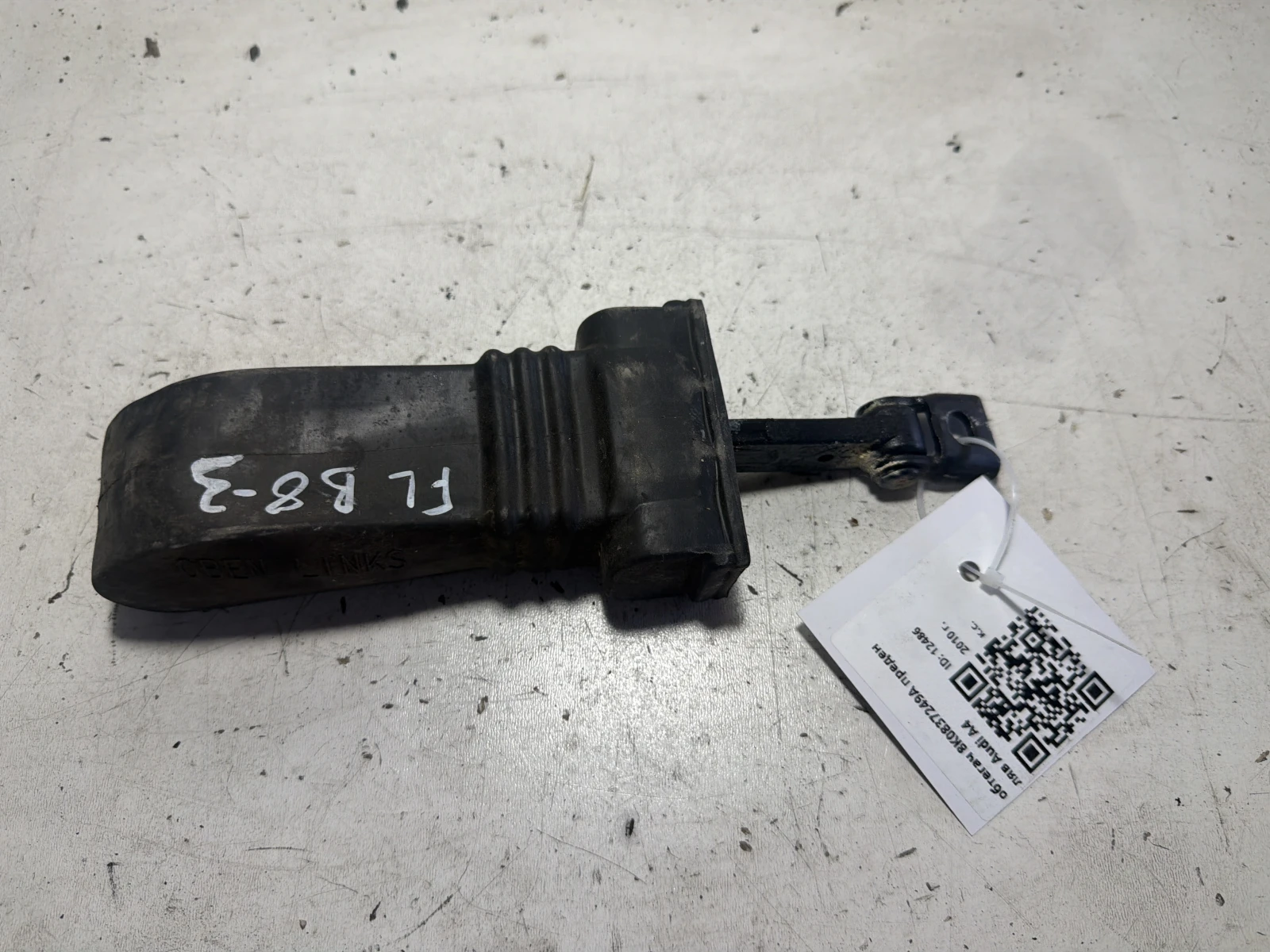 обтегач 8K0837249А преден ляв Audi A4
