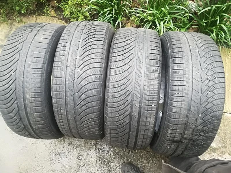 Гуми Зимни 235/50R18, снимка 1 - Гуми и джанти - 23636071