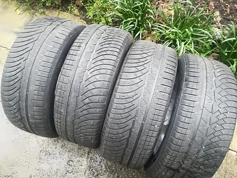 Гуми Зимни 235/50R18, снимка 2 - Гуми и джанти - 23636071