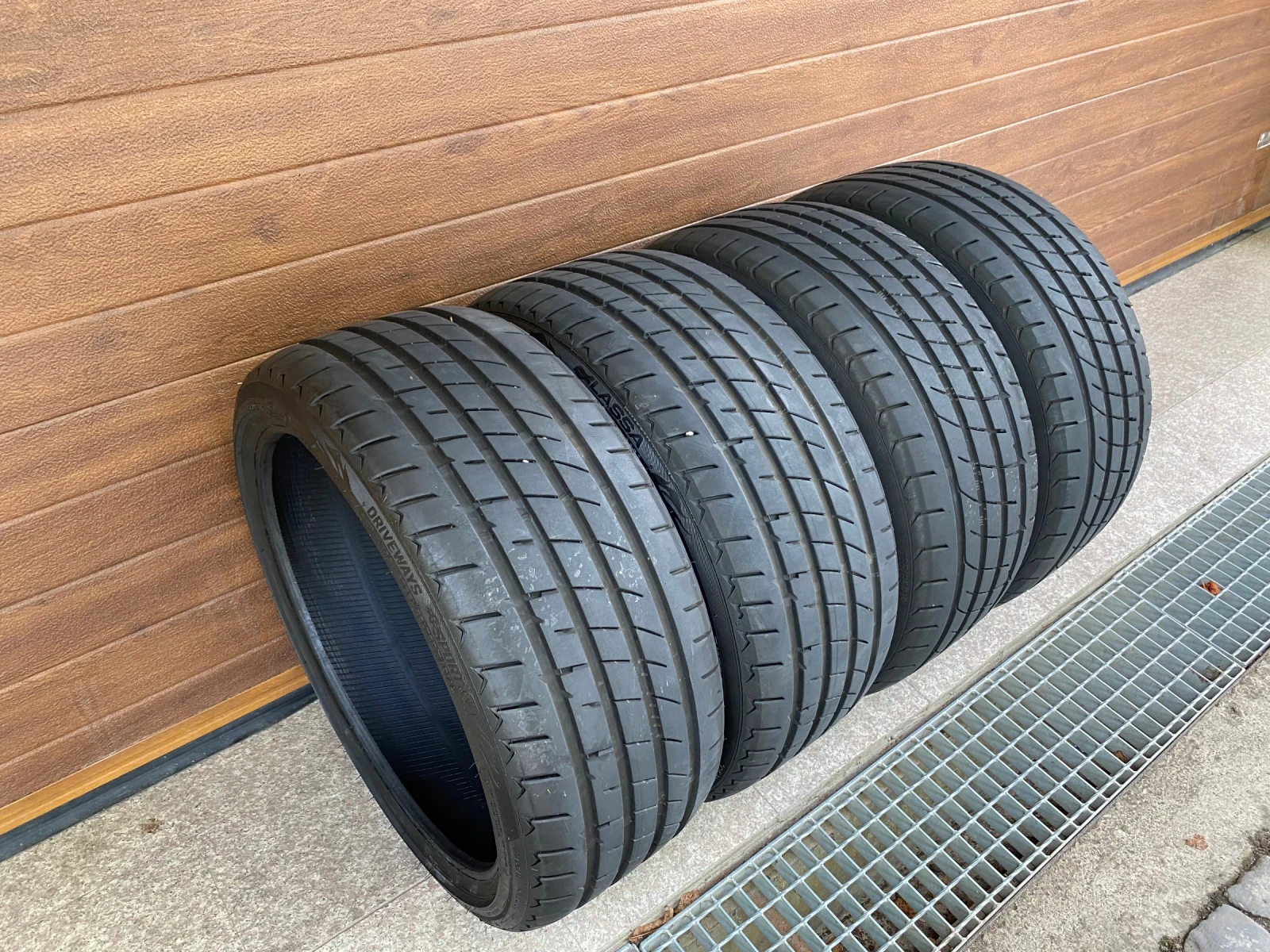 Гуми Летни 235/35R19, снимка 3 - Гуми и джанти - 55891523