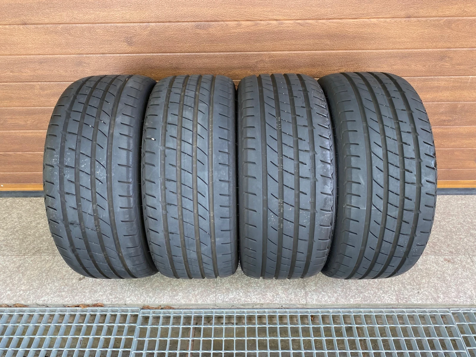 Гуми Летни 235/35R19, снимка 2 - Гуми и джанти - 55891523