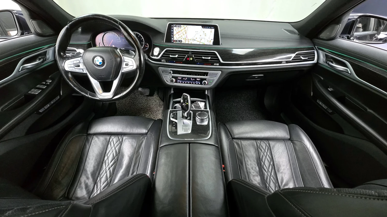 BMW 740 HARMAN KARDON* TV* ОБДУХ* AMBIENT* HEAD-UP, снимка 6 - Автомобили и джипове - 54133557