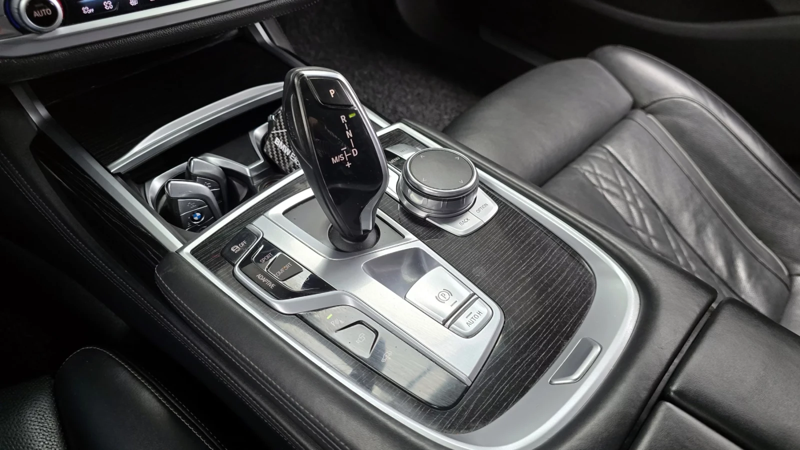 BMW 740 HARMAN KARDON* TV* ОБДУХ* AMBIENT* HEAD-UP, снимка 11 - Автомобили и джипове - 54133557