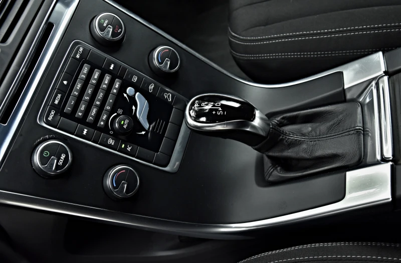 Volvo XC60 AWD AVTOMAT, снимка 8 - Автомобили и джипове - 51991670