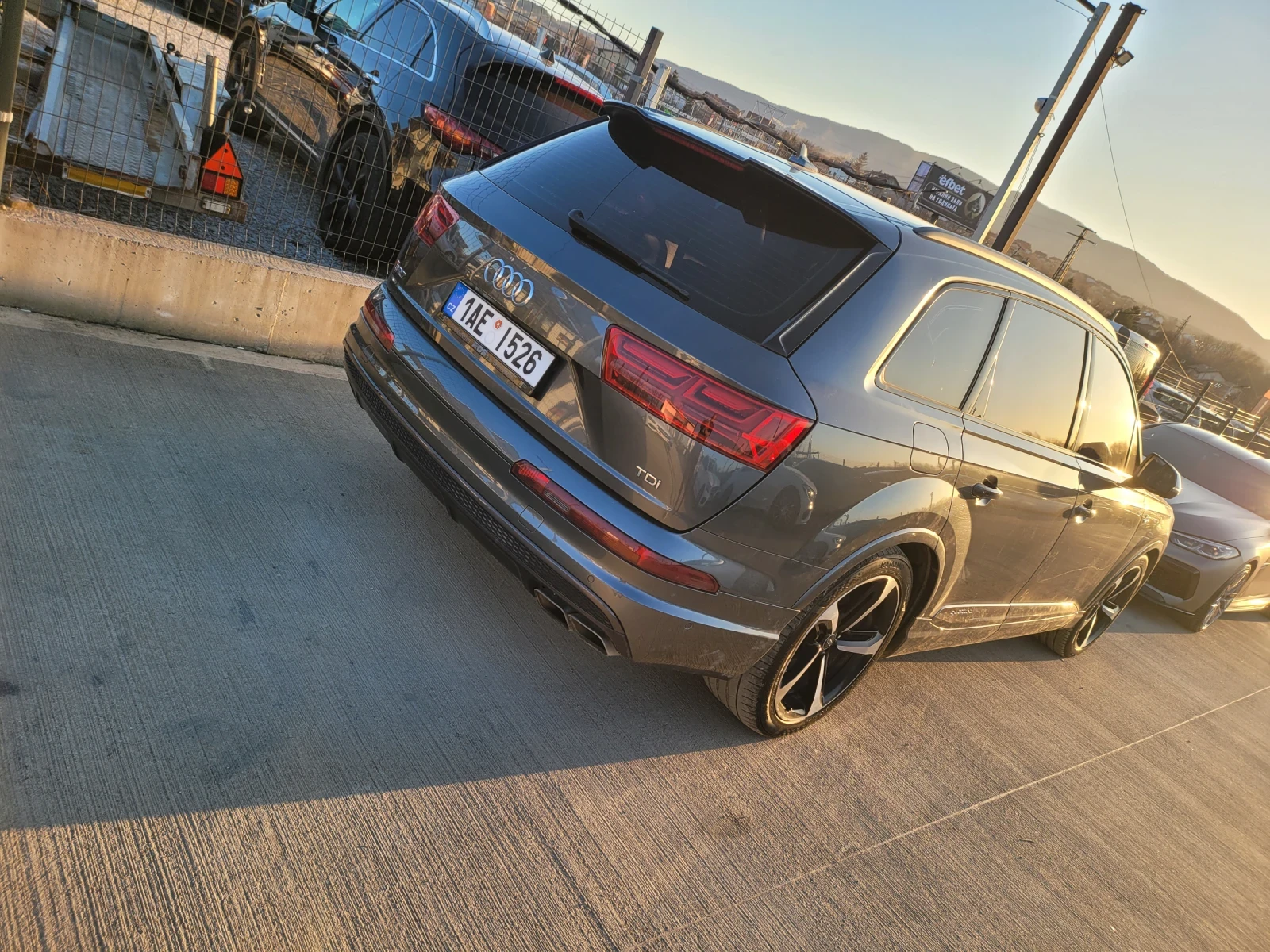 Audi SQ7 S-LINE/7МЕСТА/MATRIX/PANO/360CAM/BOSE/DISTR/LIZING, снимка 2 - Автомобили и джипове - 54126372