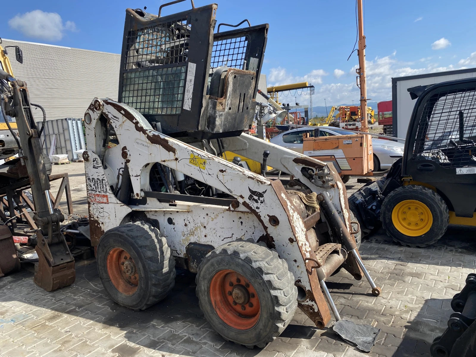 Мини челни товарачи Bobcat S300 - изображение 5