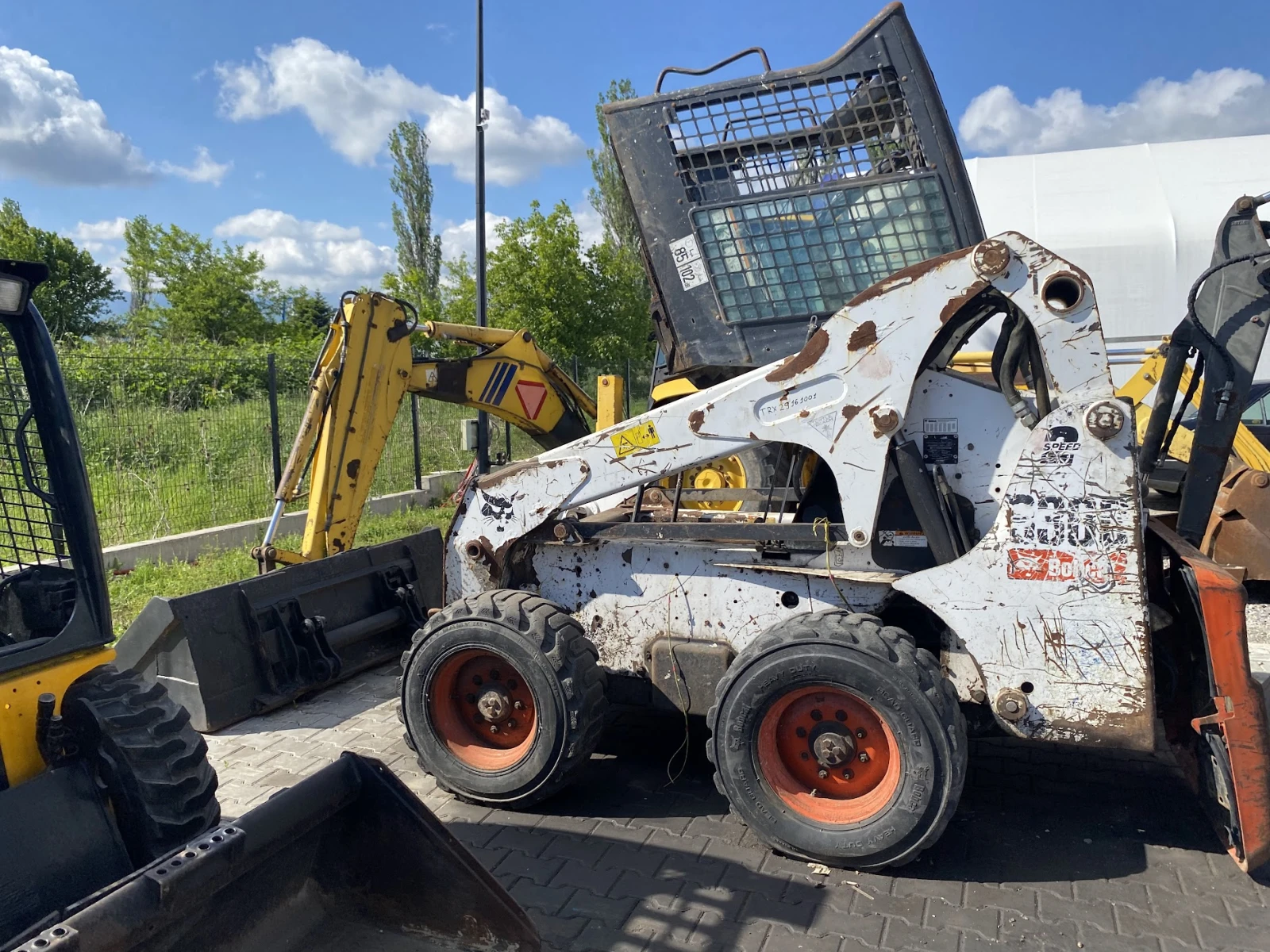 Мини челни товарачи Bobcat S300 - изображение 8