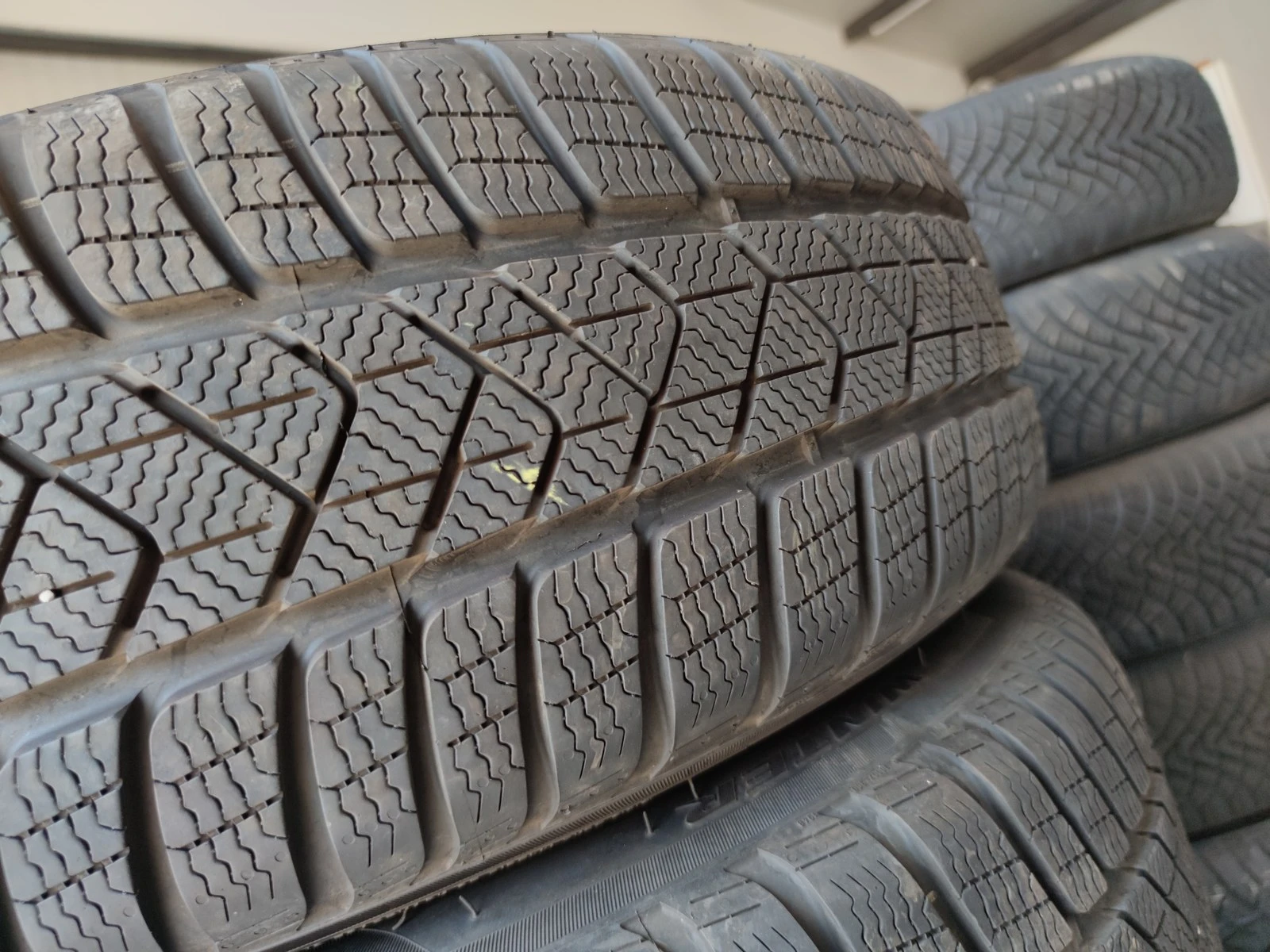 Гуми Зимни 225/60R18, снимка 2 - Гуми и джанти - 56664369