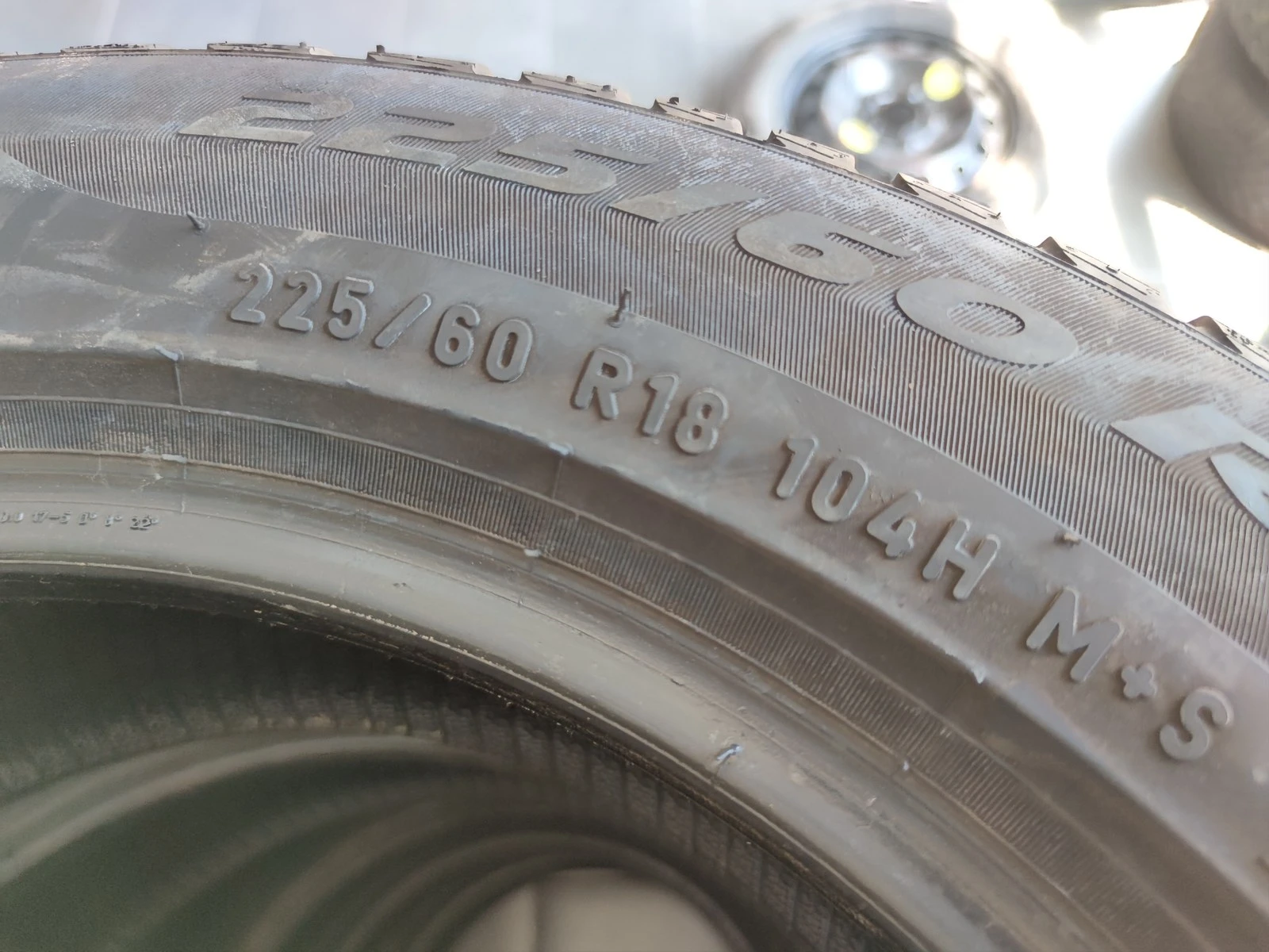 Гуми Зимни 225/60R18, снимка 5 - Гуми и джанти - 56664369