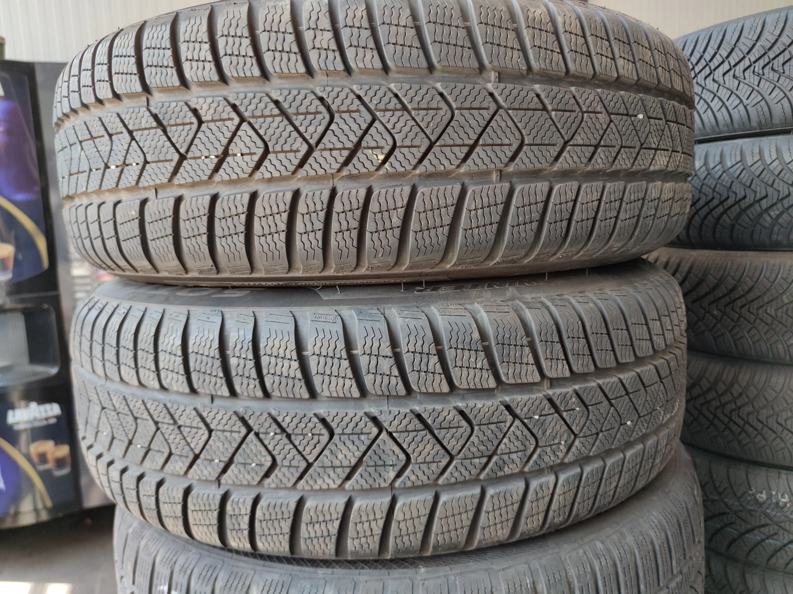 Гуми Зимни 225/60R18, снимка 3 - Гуми и джанти - 56664369