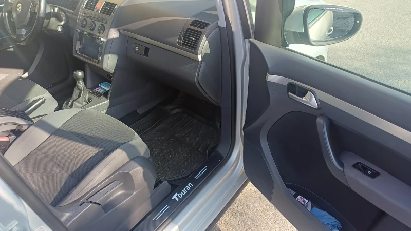VW Touran, снимка 11 - Автомобили и джипове - 52415685