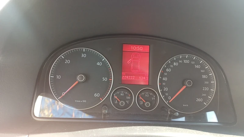 VW Touran, снимка 6 - Автомобили и джипове - 52415685