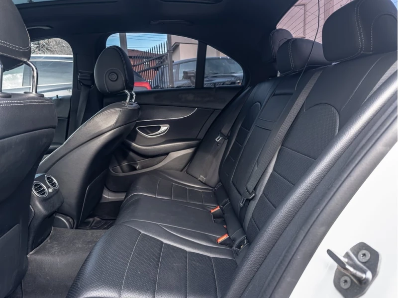 Mercedes-Benz C 300 * АВТО КРЕДИТ* ЦЕНА ДО БГ * СЕРВИЗНА ИСТОРИЯ * , снимка 12 - Автомобили и джипове - 52892366
