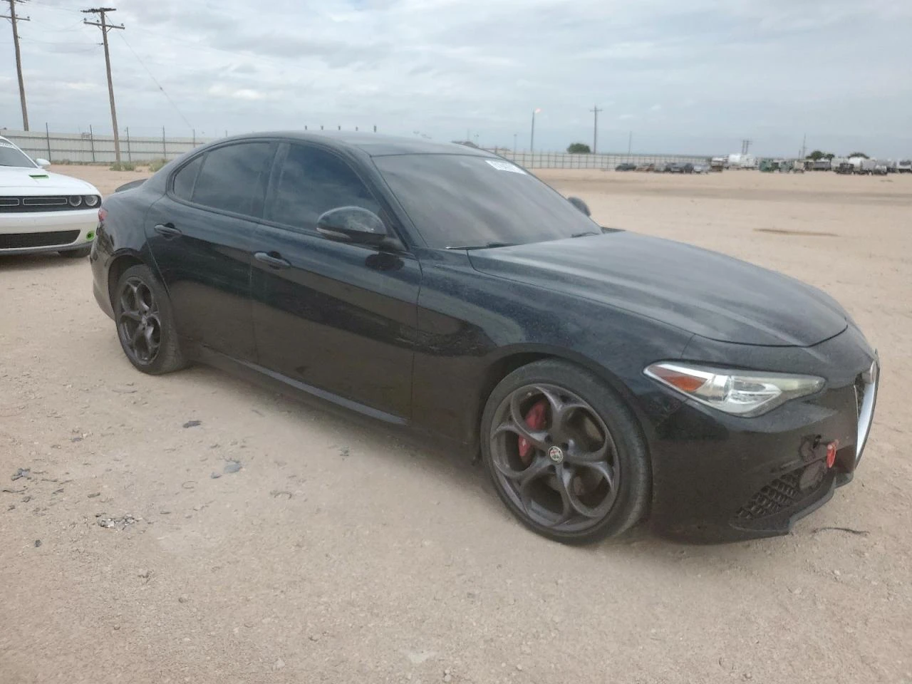 Alfa Romeo Giulia Ti Q4 280кс * Възможност за Лизинг*  - изображение 4