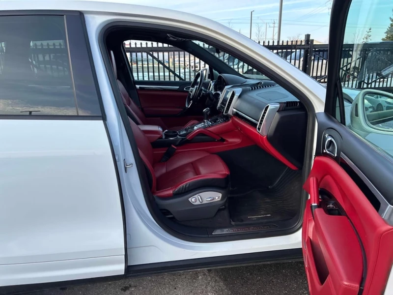 Porsche Cayenne * AWD 4dr * CARFAX * БЕЗ ПЪРВОНАЧАЛНА ВНОСКА, снимка 17 - Автомобили и джипове - 53049992