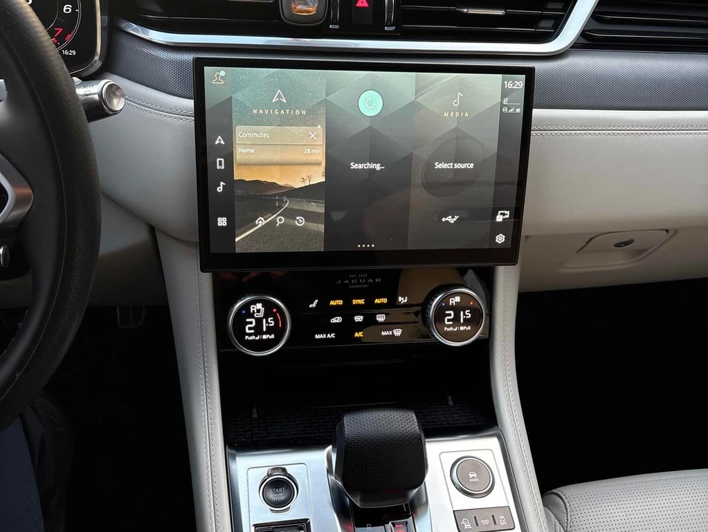 Jaguar F-PACE P550 SVR  CARFAX | Mobile.bg � ����������� 9