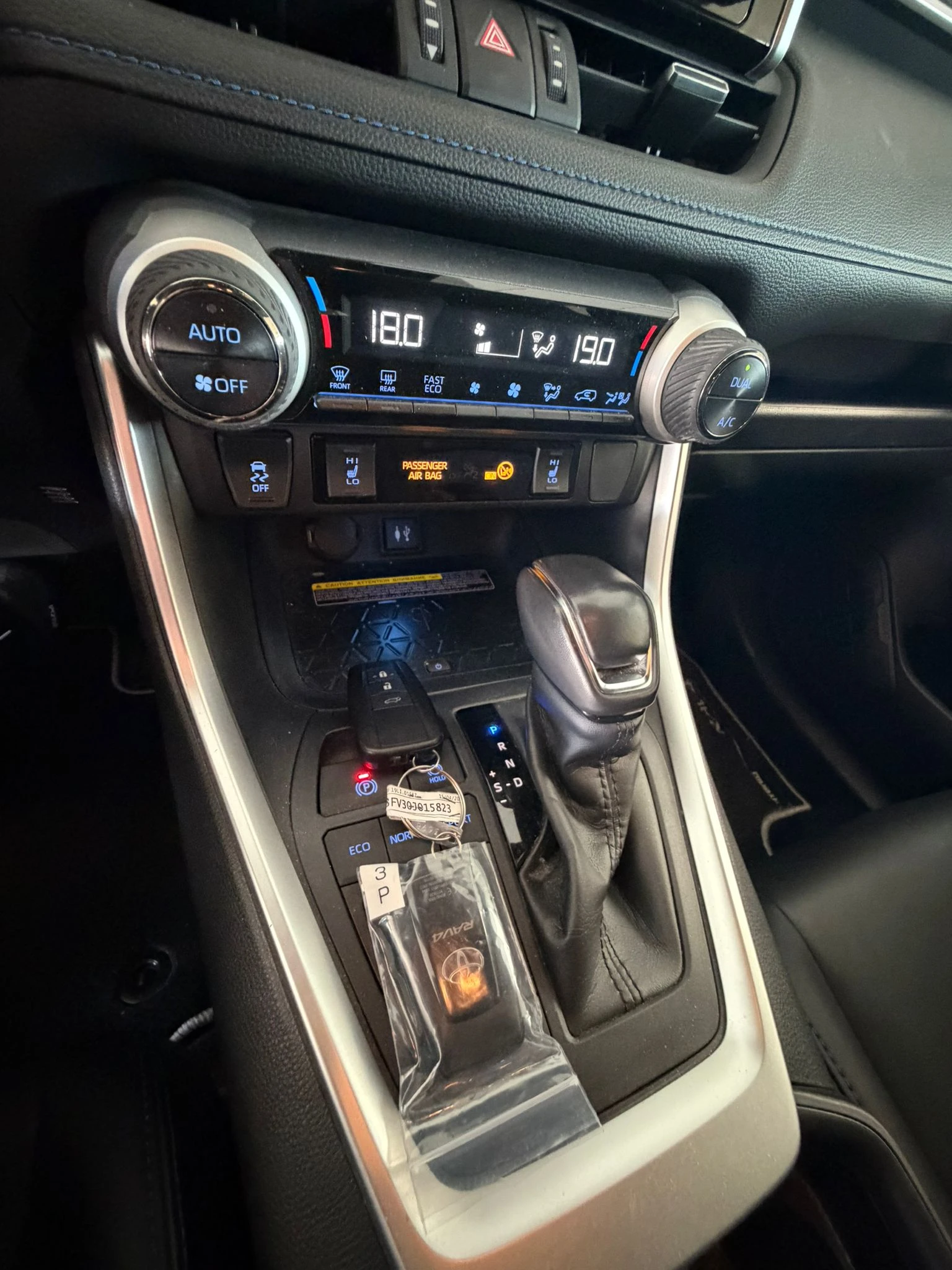 Toyota Rav4 2.5 Hybrid STYLE Bi-Tone , снимка 11 - Автомобили и джипове - 53916005