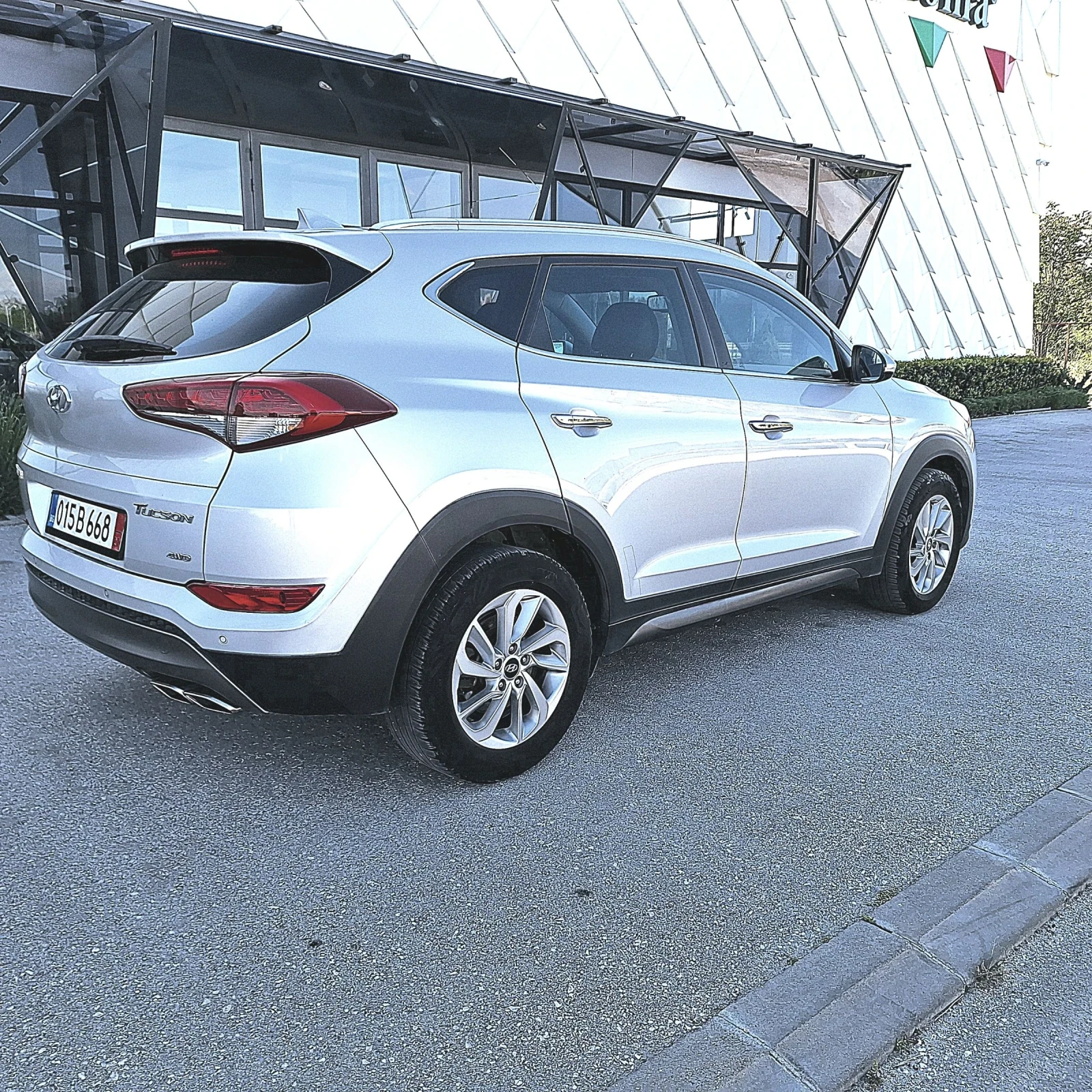 Hyundai Tucson 2.0 Автомат 4х4, снимка 3 - Автомобили и джипове - 54993594
