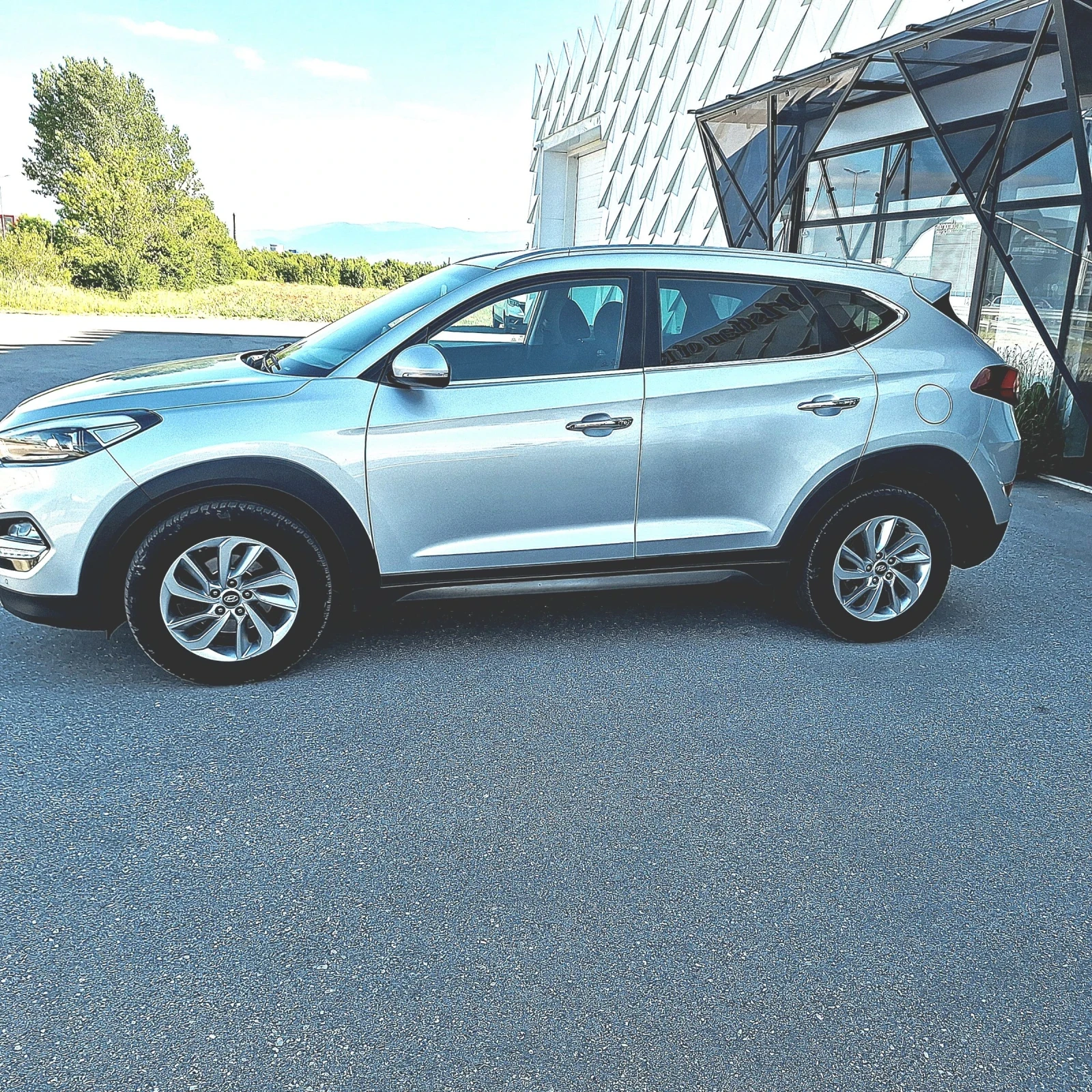 Hyundai Tucson 2.0 Автомат 4х4, снимка 8 - Автомобили и джипове - 54993594