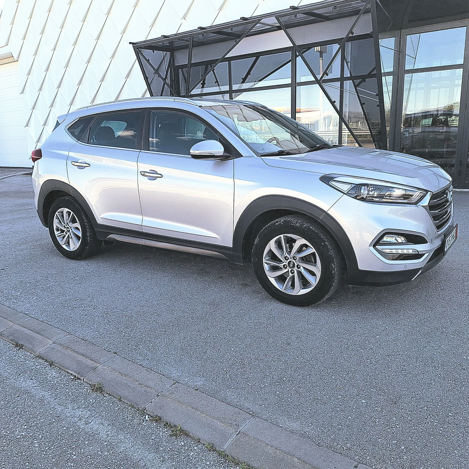 Hyundai Tucson 2.0 Автомат 4х4, снимка 2 - Автомобили и джипове - 54993594