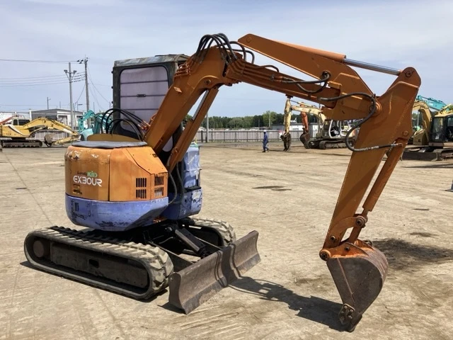 Багер Hitachi EX30UR-2 - ОЧАКВАН 15.09.2026!!!, снимка 2 - Индустриална техника - 54270758