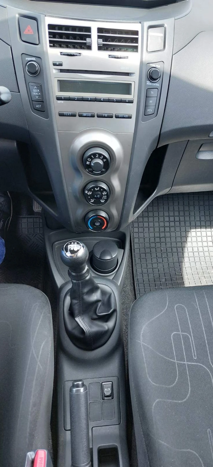 Toyota Yaris 1.0 VVT-i 5MT 3D Terra, снимка 9 - Автомобили и джипове - 55440234