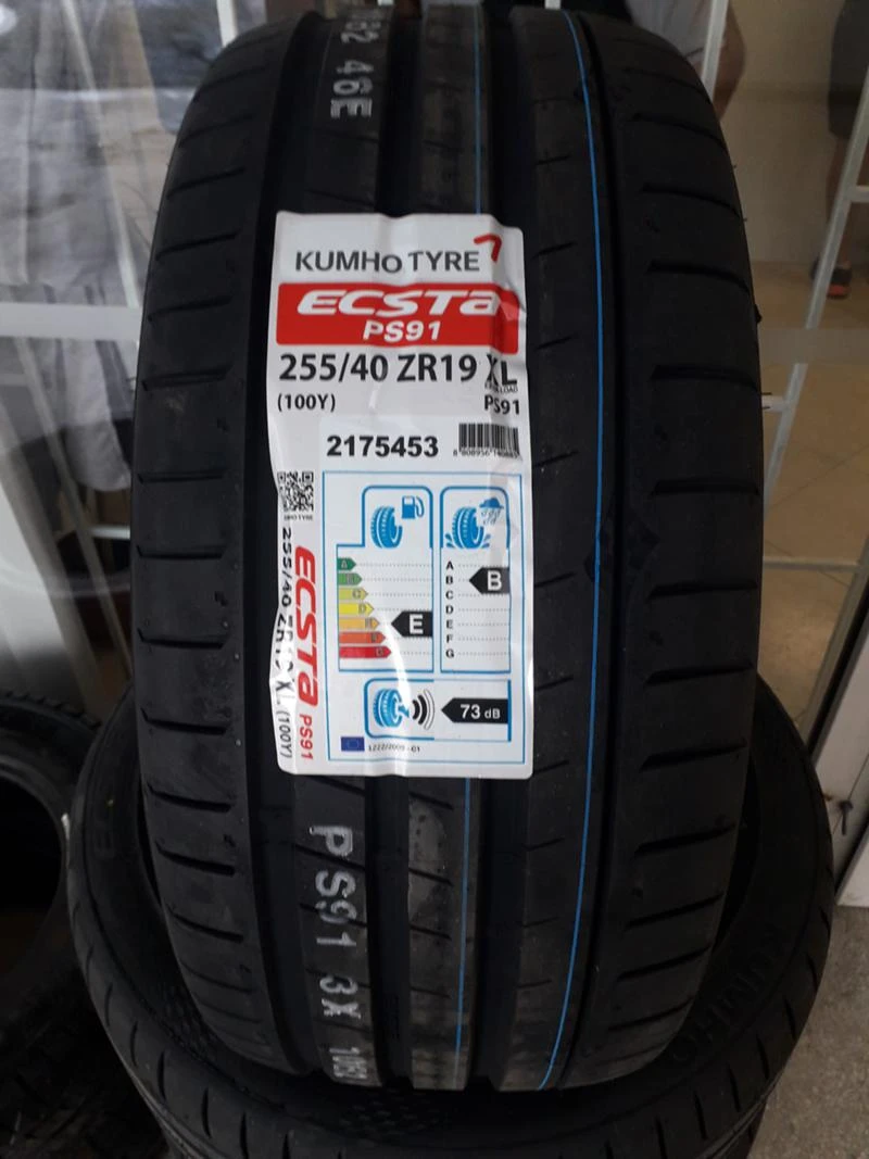 Гуми Летни 255/40R19, снимка 1 - Гуми и джанти - 25724319