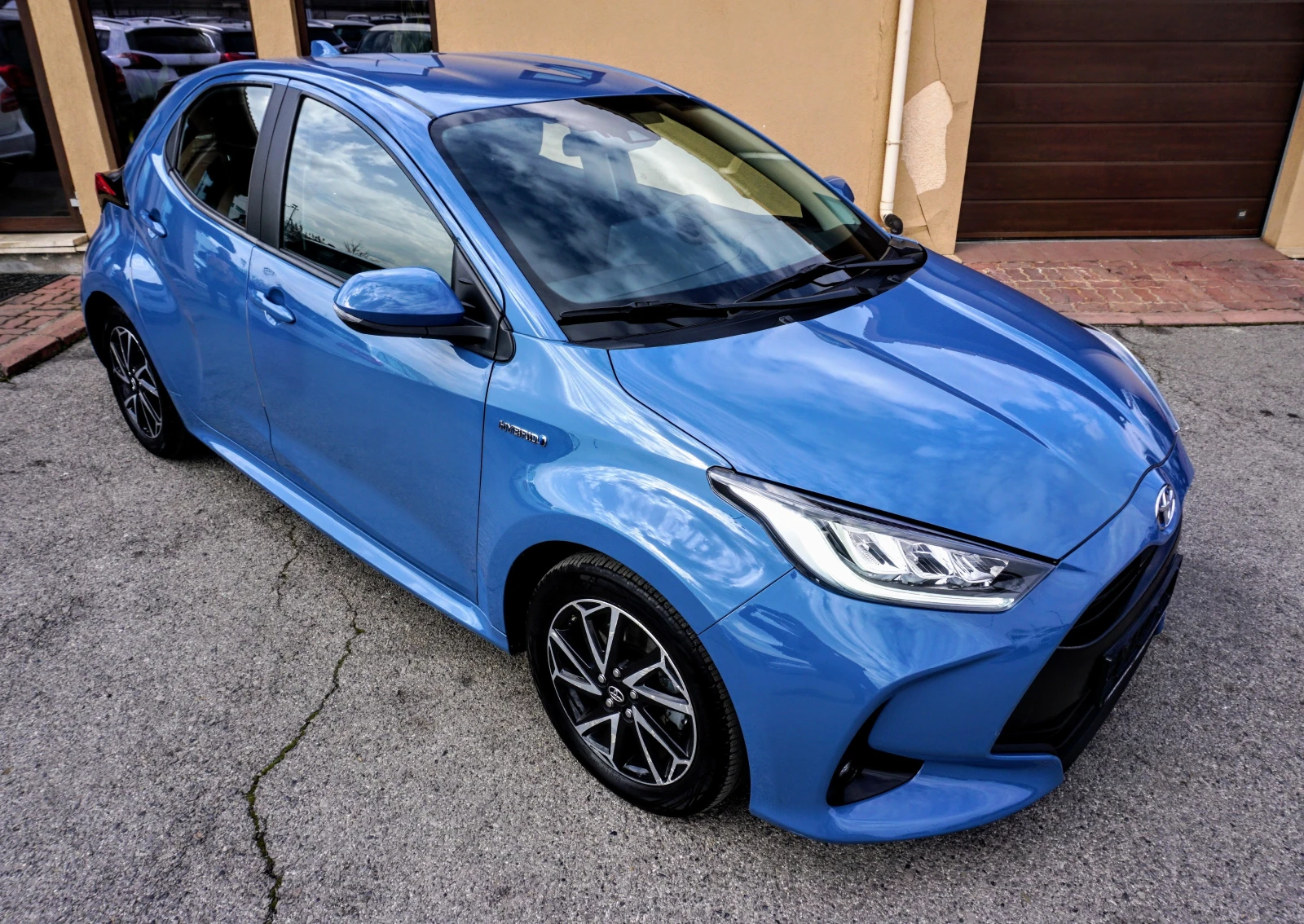 Toyota Yaris 1.5H TREND - изображение 2