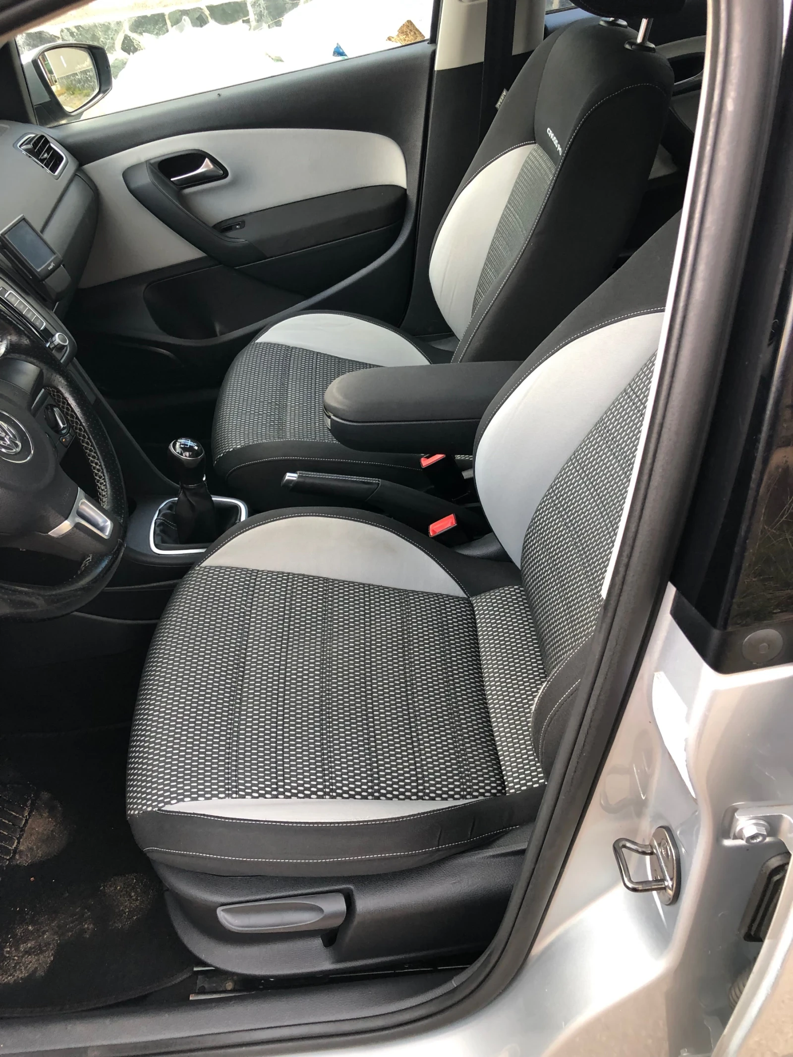 VW Polo Cross polo 1.6TDI 90к. XENON, снимка 13 - Автомобили и джипове - 54664109
