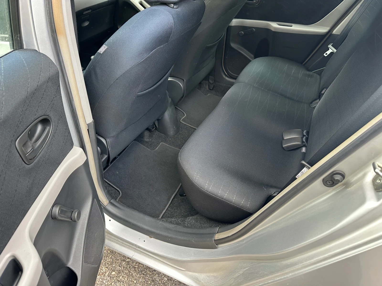 Toyota Yaris 1.3 Автоматик, снимка 11 - Автомобили и джипове - 56244842