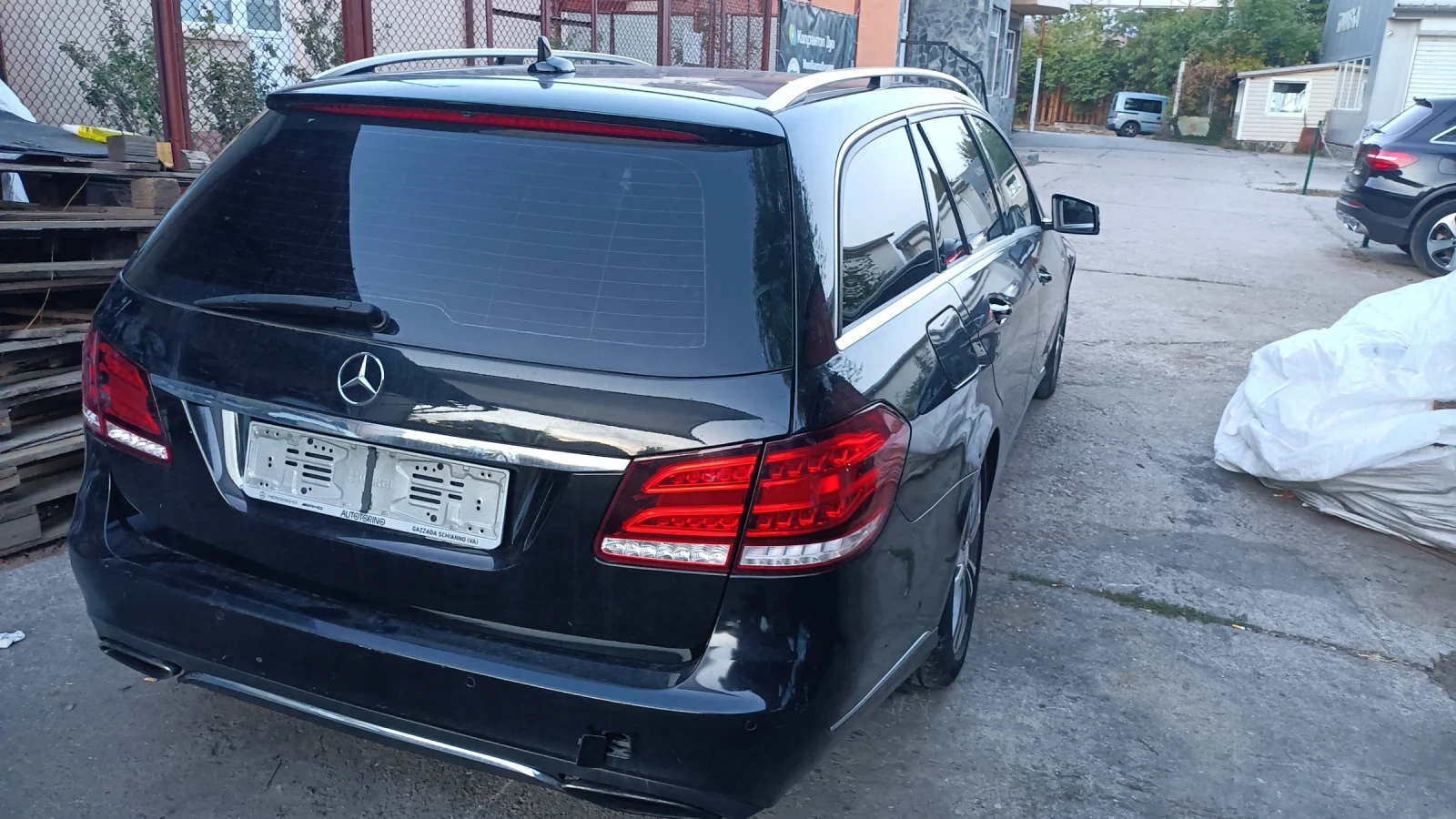 Mercedes-Benz E 220, снимка 4 - Автомобили и джипове - 56247356