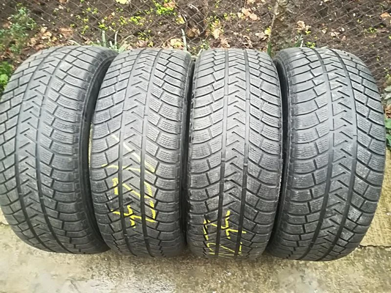 Гуми Зимни 235/55R19, снимка 1 - Гуми и джанти - 23636184