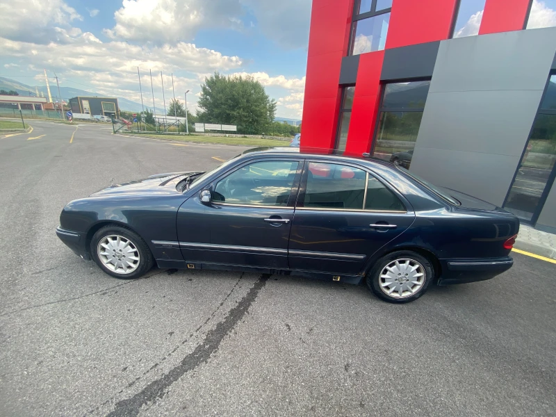 Mercedes-Benz E 320 3.2 CDI, снимка 2 - Автомобили и джипове - 52960335
