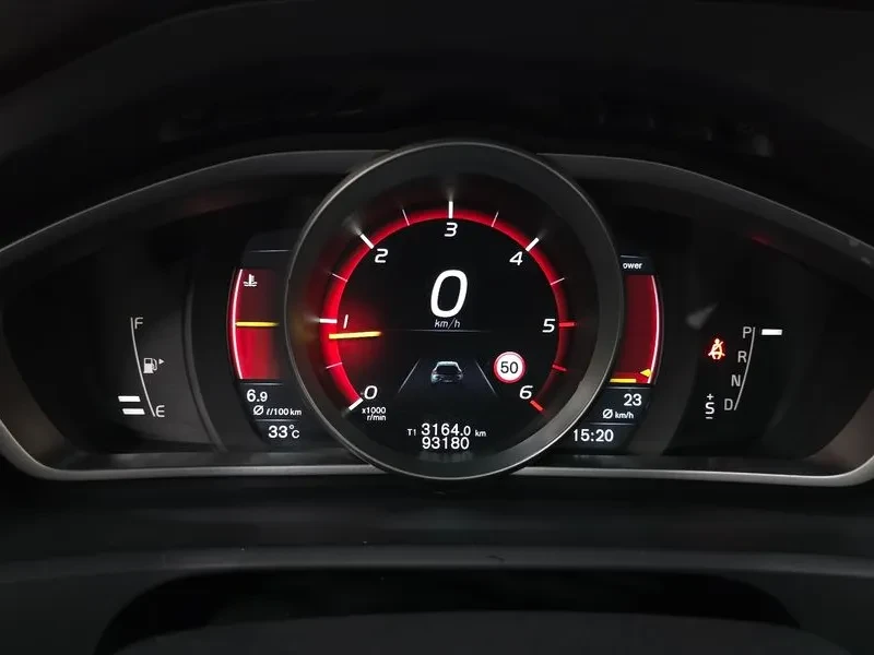 Volvo V40 D4, снимка 8 - Автомобили и джипове - 55559819