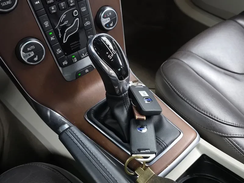 Volvo V40 D4, снимка 9 - Автомобили и джипове - 55559819