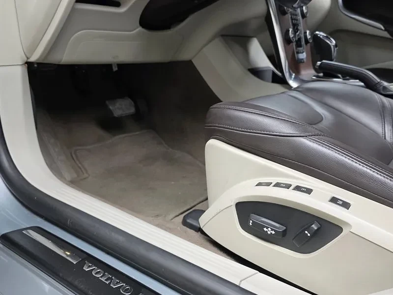 Volvo V40 D4, снимка 17 - Автомобили и джипове - 55559819