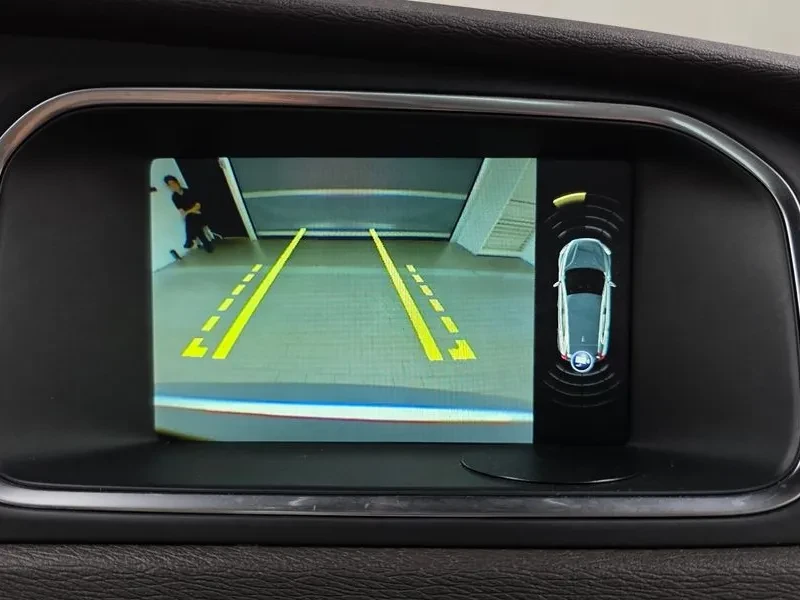 Volvo V40 D4, снимка 14 - Автомобили и джипове - 55559819