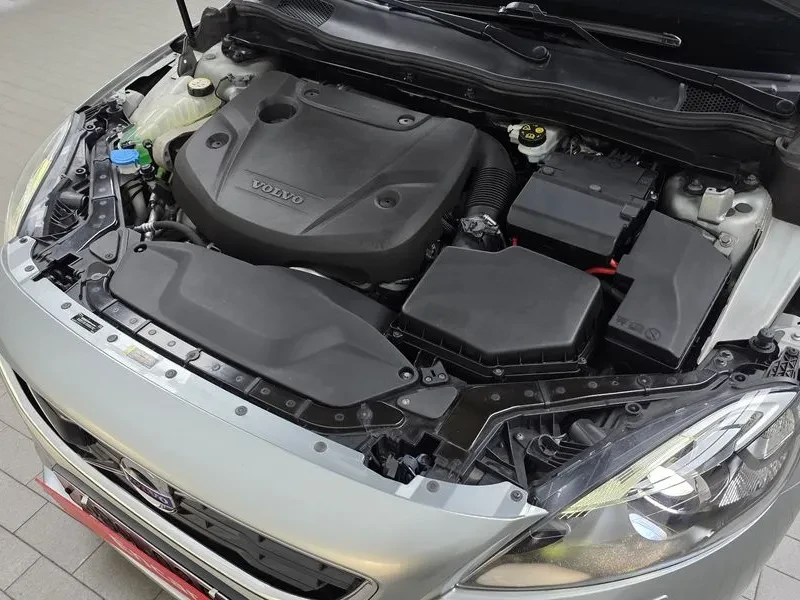 Volvo V40 D4, снимка 6 - Автомобили и джипове - 55559819