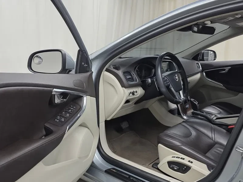 Volvo V40 D4, снимка 10 - Автомобили и джипове - 55559819