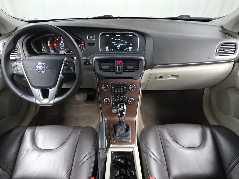 Volvo V40 D4, снимка 7 - Автомобили и джипове - 55559819