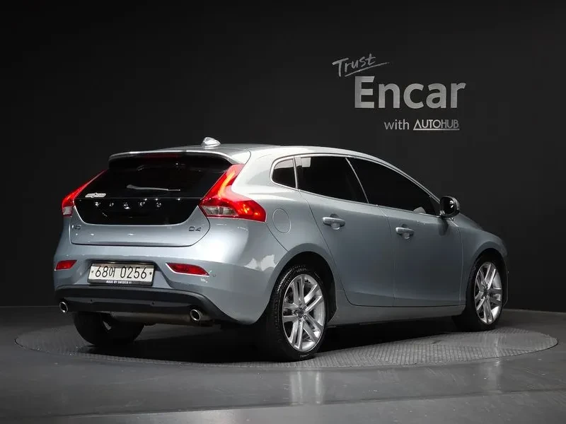 Volvo V40 D4, снимка 2 - Автомобили и джипове - 55559819