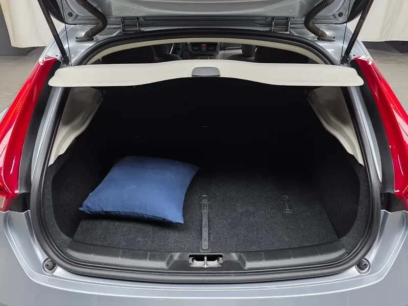 Volvo V40 D4, снимка 16 - Автомобили и джипове - 55559819